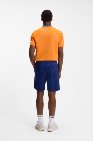 821